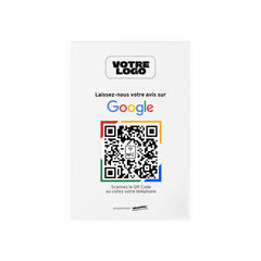 Vue de face plaque NFC et QR code avis Google personnalisée avec logo Google couleurs QR code et puce NFC sur fond blanc - Phanion