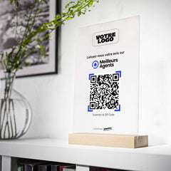 Plaque QR code avis Meilleurs Agents personnalisée en situation dans un intérieur moderne avec logo sur socle bois - Phanion
