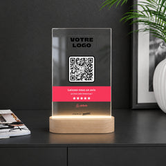 Plaque avis personnalisée LED sur un comptoir noir