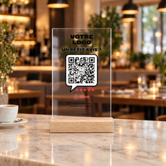 Plaque avis personnalisée en acrylique sur le comptoir d’un restaurant