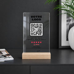 Plaque avis personnalisée en acrylique sur un comptoir noir