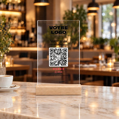 Plaque avis personnalisée en acrylique sur le comptoir d’un restaurant