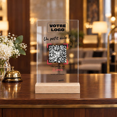 Plaque avis personnalisée en acrylique à la réception d’un hôtel