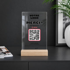 Plaque avis personnalisée en acrylique sur un comptoir noir