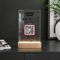 Plaque avis personnalisée LED sur un comptoir noir