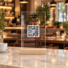 Plaque avis personnalisée en acrylique sur le comptoir d’un restaurant