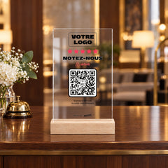Plaque avis personnalisée en acrylique à la réception d’un hôtel