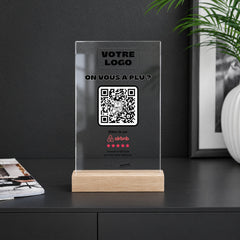 Plaque avis personnalisée en acrylique sur un comptoir noir