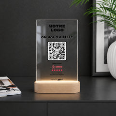 Plaque avis personnalisée LED sur un comptoir noir