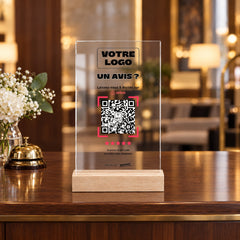 Plaque avis personnalisée en acrylique à la réception d’un hôtel