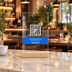 Plaque avis personnalisée en acrylique sur le comptoir d’un restaurant