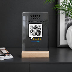 Plaque avis personnalisée en acrylique sur un comptoir noir