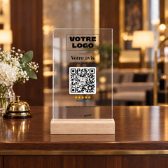 Plaque avis personnalisée en acrylique à la réception d’un hôtel