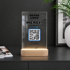Plaque avis LED personnalisée sur un comptoir noir