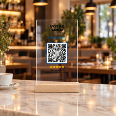 Plaque avis personnalisée en acrylique sur le comptoir d’un restaurant