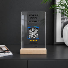 Plaque avis personnalisée en acrylique sur un comptoir noir