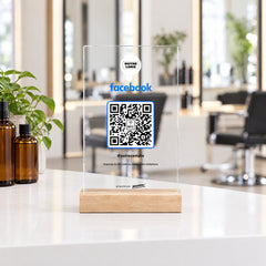 Plaque réseaux sociaux personnalisée en acrylique dans un salon de coiffure