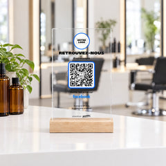 Plaque réseaux sociaux personnalisée en acrylique dans un salon de coiffure