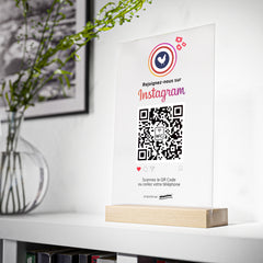 Plaque NFC QR code Instagram personnalisée en situation dans un intérieur moderne avec logo NFC et QR code sur socle bois - Phanion