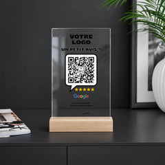 Plaque avis personnalisée en acrylique sur un comptoir noir