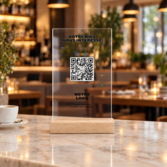Plaque avis personnalisée en acrylique sur le comptoir d'un restaurant