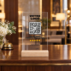 Plaque avis personnalisée en acrylique à la réception d'un hôtel
