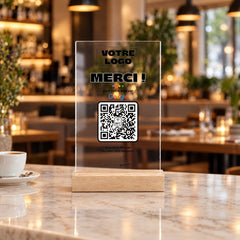 Plaque avis personnalisée en acrylique sur le comptoir d'un restaurant