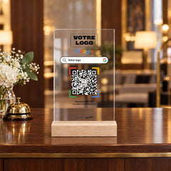 Plaque avis personnalisée en acrylique à la réception d'un hôtel