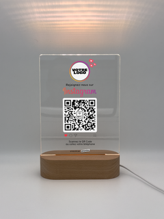 Plaque NFC QR code Instagram LED allumée avec éclairage lumineux sur socle bois personnalisée - Phanion