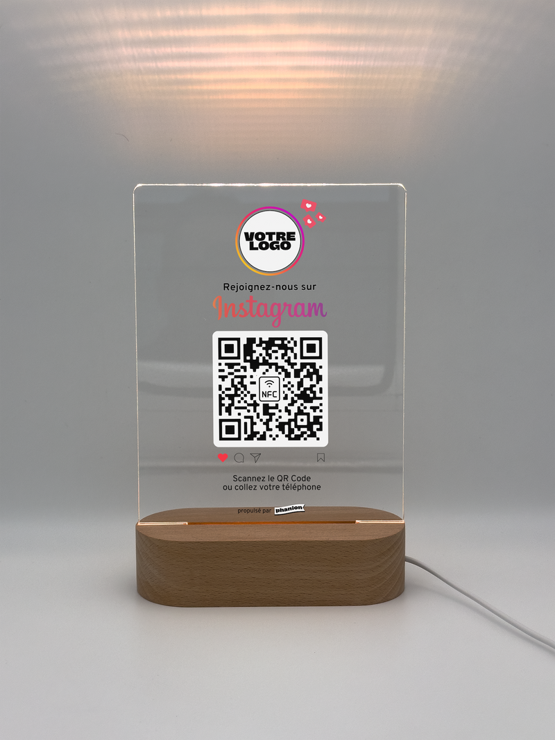 Plaque NFC QR code Instagram LED allumée avec éclairage lumineux sur socle bois personnalisée - Phanion