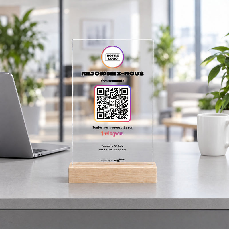 Plaque réseaux sociaux personnalisée en acrylique dans une agence