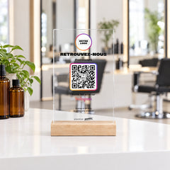Plaque réseaux sociaux personnalisée en acrylique dans un salon de coiffure