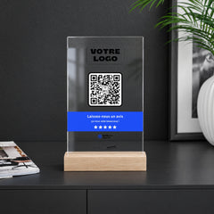 Plaque avis personnalisée en acrylique sur un comptoir noir
