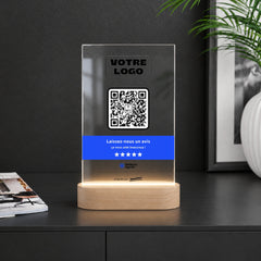 Plaque avis personnalisée LED sur un comptoir noir