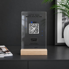 Plaque avis personnalisée en acrylique sur un comptoir noir