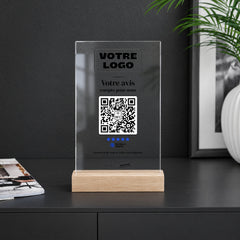 Plaque avis personnalisée en acrylique sur un comptoir noir