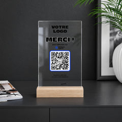 Plaque avis personnalisée en acrylique sur un comptoir noir