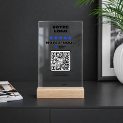 Plaque avis personnalisée en acrylique sur un comptoir noir