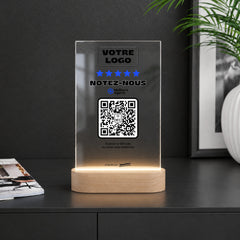 Plaque avis personnalisée LED sur un comptoir noir
