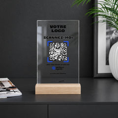 Plaque avis personnalisée en acrylique sur un comptoir noir