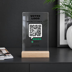 Plaque avis personnalisée en acrylique sur un comptoir noir