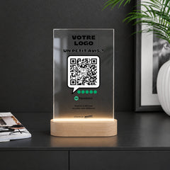 Plaque avis LED personnalisée sur un comptoir noir