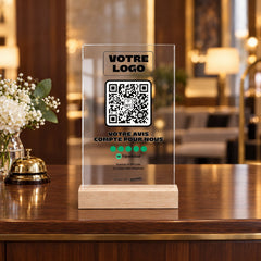 Plaque avis personnalisée en acrylique à la réception d'un hôtel