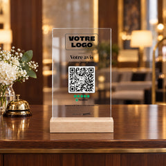 Plaque avis personnalisée en acrylique à la réception d’un hôtel