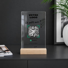 Plaque avis personnalisée en acrylique sur un comptoir noir