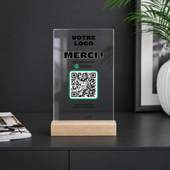 Plaque avis personnalisée en acrylique sur un comptoir noir