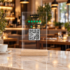 Plaque avis personnalisée en acrylique sur le comptoir d'un restaurant