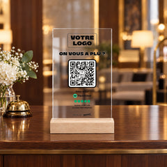 Plaque avis personnalisée en acrylique à la réception d’un hôtel