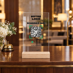Plaque avis personnalisée en acrylique à la réception d'un hôtel