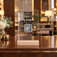 Plaque accueil personnalisée en acrylique à la réception d’un hôtel
